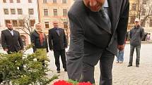Jihlavský primátor Vymazal pokládá květiny.