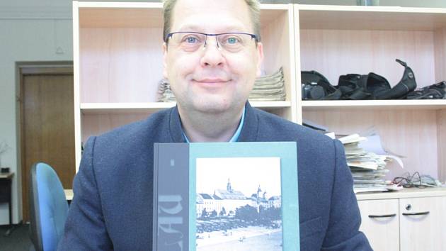 Zpět do historie. Publikaci Protektorátní Jihlava Jiřího Vybíhala (na snímku) čtenáři najdou fotografie, které ještě nikde předtím nebyly publikované. 