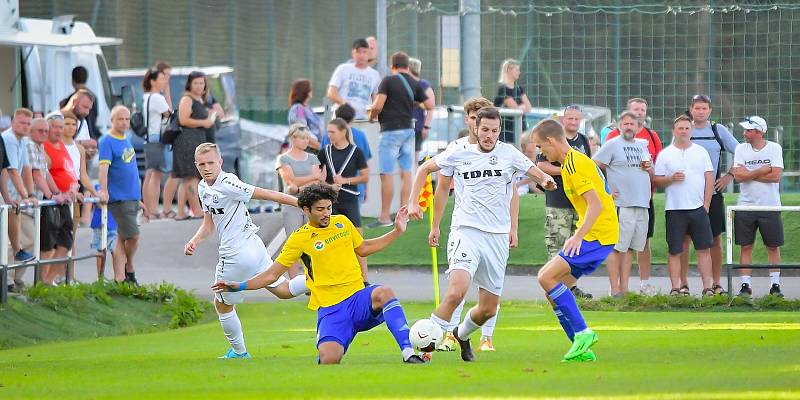 Ve středečním utkání prvního kola MOL Cupu zvítězili fotbalisté Jihlavy (ve žlutých dresech) na stadionu divizního Žďáru nad Sázavou (v bílém) 4:2.