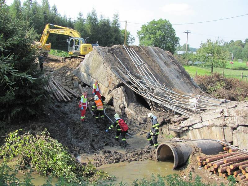 Ve Vilémově se na dělníky zřítil opravovaný silniční most