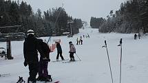 V Lukách se lyžuje. Jediná čtyřsedačková lanovka na Vysočině je od prvního letošního pátku v provozu a jezdit by měla až do 21. března.
