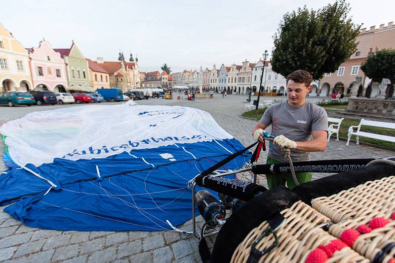 Horkovzdušné balony startovaly 25. srpna z telčského Náměstí Zachariáše z Hradce.