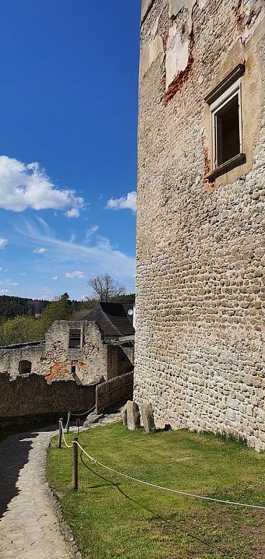 Zřícenina hradu Landštejn je směsicí několika architektonických slohů. Návštěvníci si zde přijdou na své.