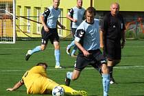 Fotbalisté Černíče (v modrých dresech) prohráli na hřišti Nových Syrovic 2:4.