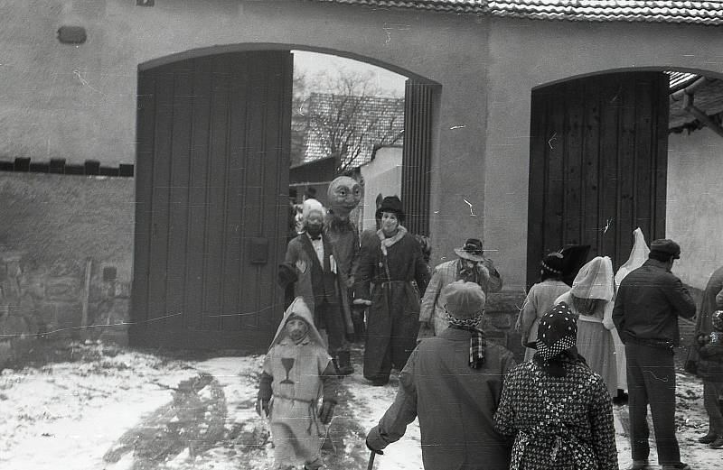 Masopustní veselí začíná po Třech králích. Průvody už druhým rokem nejsou, připomenout si je můžeme na historických fotkách. Tyto z Jezdovic u Třeště.