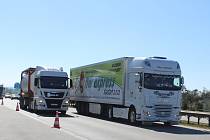 Na dálnici mezi Prahou a Brnem jezdí hodně kamionů. Někteří řidiči jedou spořádaně za sebou, jiní ne.