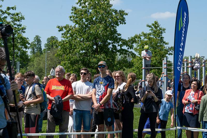 Prezident Petr Pavel navštívil jihlavský areál Český mlýn, kde se zúčastnil běžeckého závodu, následně si  prohlédl skatepark a pumptrack. Událost si nenechaly ujít stovky lidí. Foto: Deník/Adéla Poláčková