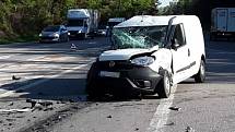 Pondělní ranní nehoda dvou osobních aut a dodávky na dálničním přivaděči v lokalitě Pávov.