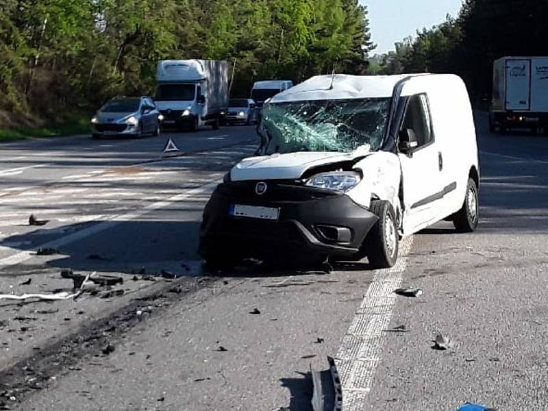 Pondělní ranní nehoda dvou osobních aut a dodávky na dálničním přivaděči v lokalitě Pávov.