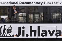 Festivalový trolejbus. Ředitel Mezinárodního festivalu dokumentárních filmů Jihlava Marek Hovorka (na snímku) včera v samém srdci Jihlavy, na Masarykově náměstí, představil letošní festivalový trolejbus.