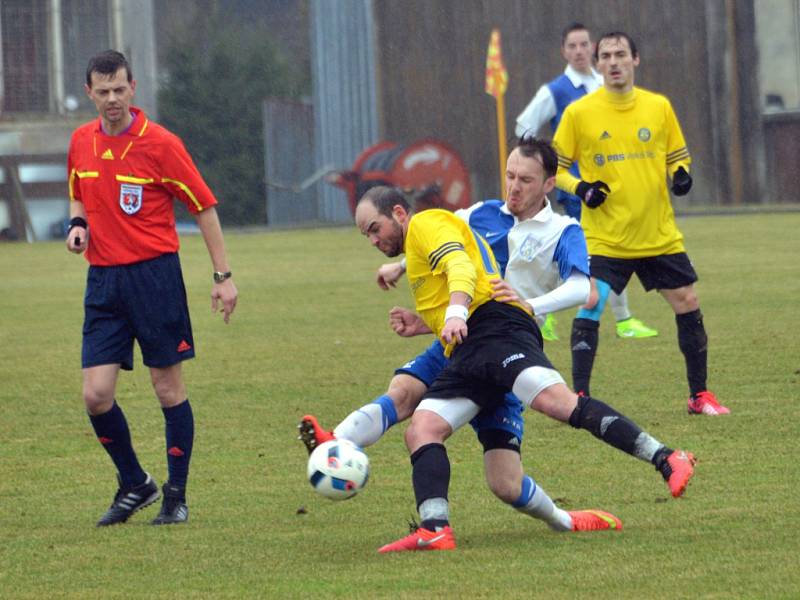 Polenský Jan Hrdlička (vpravo) se ve 14. minutě nedělního derby postaral o první branku. Ta měla i vítěznou příchuť, jelikož hosté z Velké Bíteše se prosadit nedokázali. Navíc ještě jednou inkasovali. 