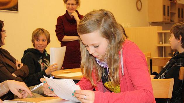 Na hodinu tvořivého psaní přišlo včera do jihlavské městské knihovny jedenáct žáků ve věku od dvanácti do patnácti let. Kolik z nich se do soutěže nakonec přihlásí?