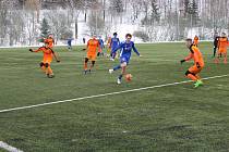 V dalším přípravném utkání remizovali jihlavští fotbalisté (na snímku z duelu se Živanicemi v modrém) s Chrudimí 3:3.