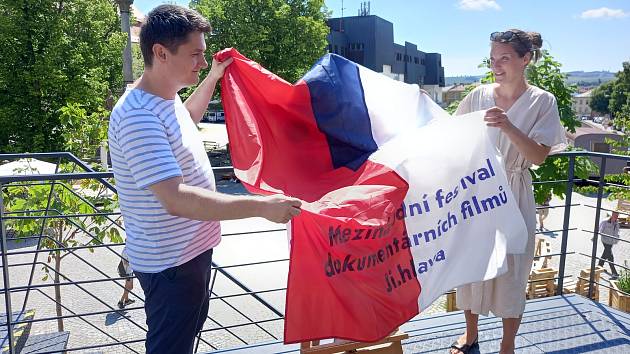 Vizuál letošního Mezinárodního festivalu dokumentárních filmů Ji.hlava byl představený na jihlavském náměstí. Plachtu zvedali ředitel festivalu Marek Hovorka a mluvčí festivalu Zuzana Kopáčová.