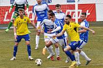 Fotbalisté Jihlavy (ve žlutých dresech) si ve 20. kole druhé ligy připsali na své konto tři body, když v páteční předehrávce zdolali béčko Sparty 2:1.