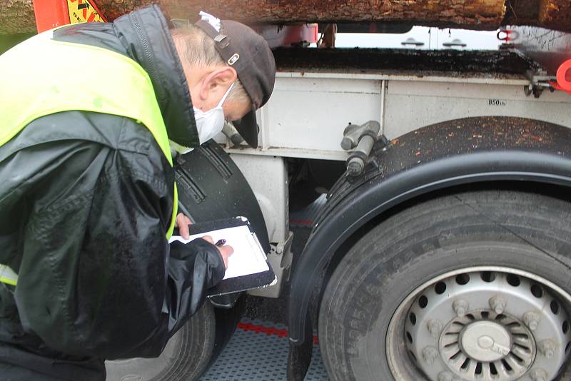 Policisté na Vysočině se zaměřily na kontroly kamionů s dřevem.