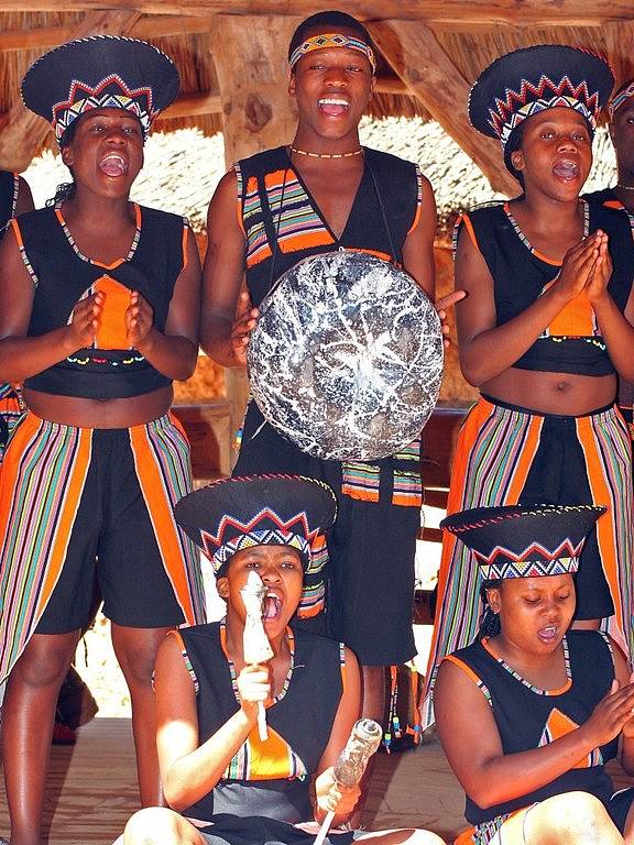 Vystoupení tanečního souboru IYASA ze Zimbabwe v jihlavské ZOO.