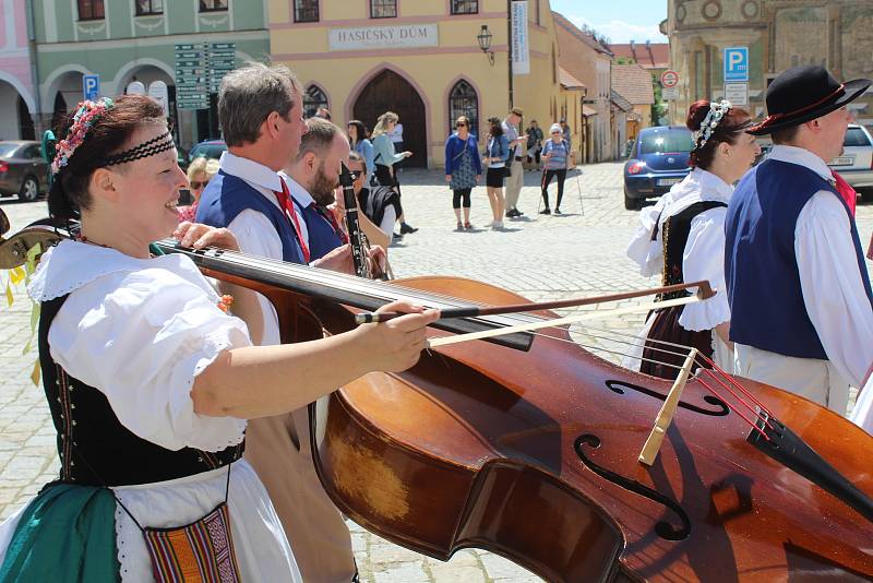 Centrum Telče v sobotu odpoledne žilo folklorem.