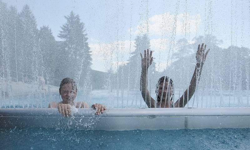 Na Vysočině 1. června zahájila sezonu první letní koupaliště. Lidé se mohli vykoupat v Lukách nad Jihlavou na Jihlavsku (na snímku) a v Moravských Budějovicích na Třebíčsku.