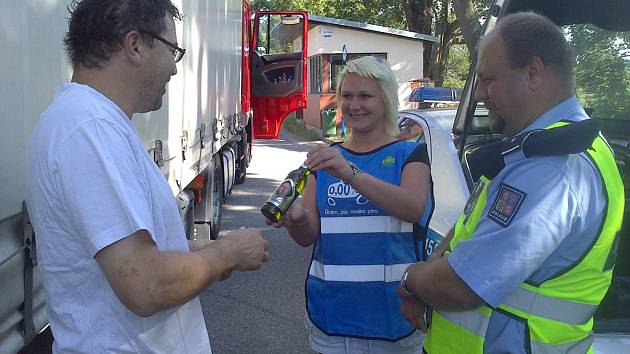 Řidiči, kteří v Čížově při včerejší policejní kontrole nenadýchali, dostávali nealkoholická piva.