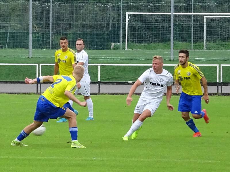 V sobotním utkání předkola MOL Cupu mezi fotbalisty domácího FC Žďas Žďár (v bílém) a Velkou Bíteší (v modro-žlutém) padaly branky jen do hostující sítě. Po výhře 3:0 čeká na Žďár v prvním kole FC Vysočina.