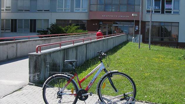 Nejen na úřady lze přijet na kole. Stojánky na bicykly stojí dokonce i před nemocnicí. Jsou hojně využívány lidmi, kteří jedou navštívit své nemocné příbuzné.