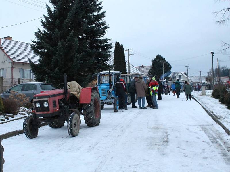 Třešticí projížděl peloton traktorů.