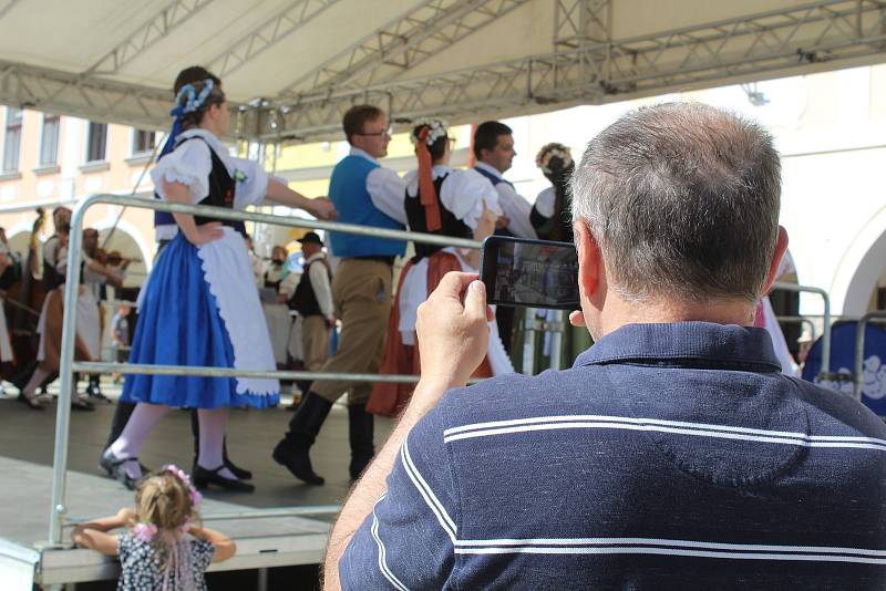 Centrum Telče v sobotu odpoledne žilo folklorem.