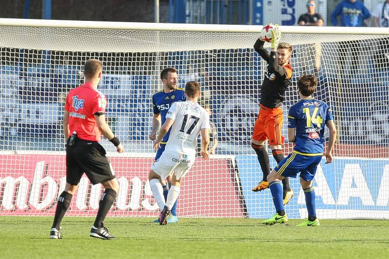 Jihlavští fotbalisté ani po reprezentační přestávce nepřesvědčili. V sobotním duelu proti Slovácku předvedli hodně matný výkon a po bezbrankové remíze ještě hlouběji zabředli do sestupového bahna.