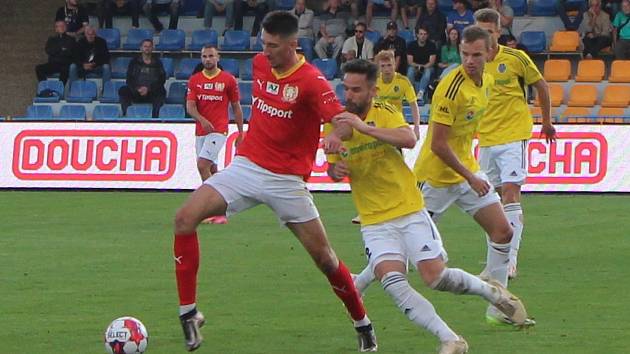 Utkání FORTUNA:NÁRODNÍ LIGY mezi FC Vysočina Jihlava (ve žlutém) a Zbrojovkou Brno rozhodla jediná branka hostujícího Alijagiče.