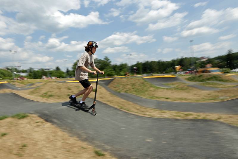 Jihlavská dráha pro kolečka v pohybu se otevřela. Na své si přijdou příznivci koloběžek, freestyle kol i skateboardů. Unikátní hřiště přilákalo na otevření desítky  malých i velkých neohrožených jezdců.