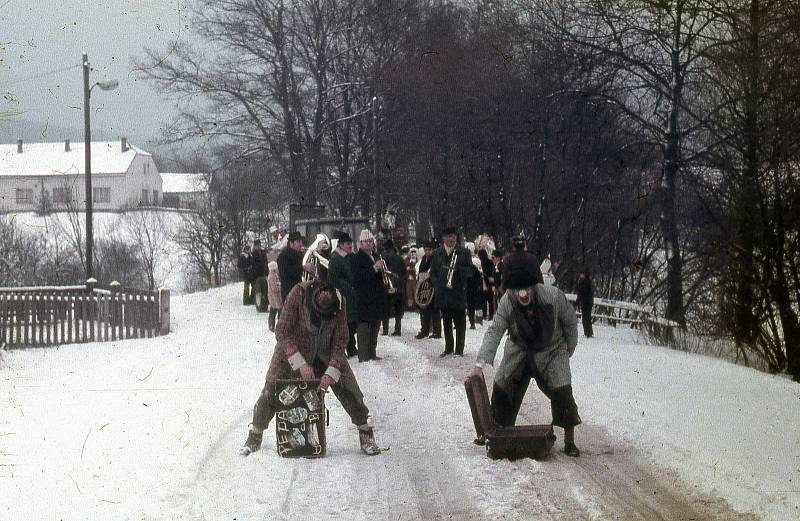 Masopustní veselí začíná po Třech králích. Průvody už druhým rokem nejsou, připomenout si je můžeme na historických fotkách. Tyto z Jezdovic u Třeště.