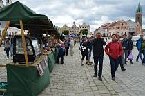 Čokoláda, jahody, med, koření, ale také bylinky, košíky či šperky. To vše si v sobotu mohli pořídit návštěvníci tradičních farmářských trhů v Telči.