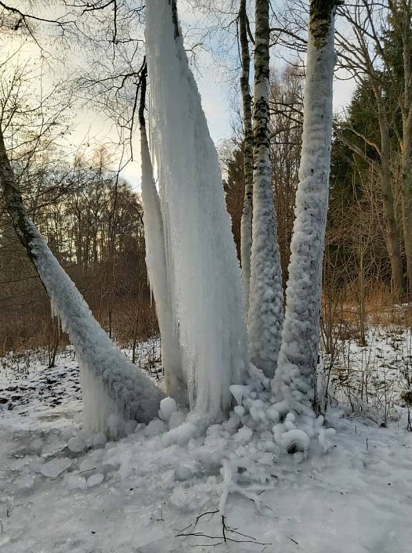 Ledopád v Lovětíně se stal cílem několika desítek turistů, krásné počasí lákalo k prozkoumávání okolí Lovětína.