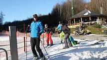 První lyžování. V průběhu sobotního dopoledne se začalo parkoviště u sjezdovky Šacberk plnit prvními lyžaři. Nadšenci si první den pochvalovali, že nejsou dlouhé fronty na vleku. 