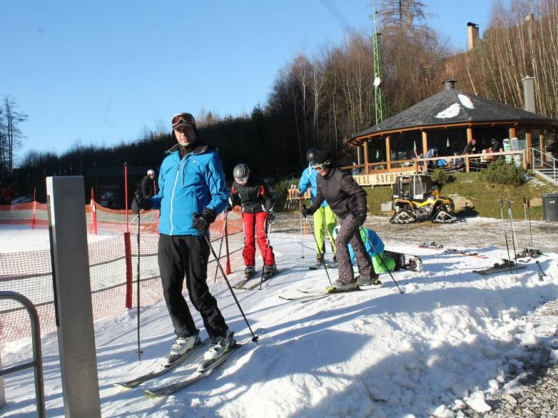 První lyžování. V průběhu sobotního dopoledne se začalo parkoviště u sjezdovky Šacberk plnit prvními lyžaři. Nadšenci si první den pochvalovali, že nejsou dlouhé fronty na vleku. 