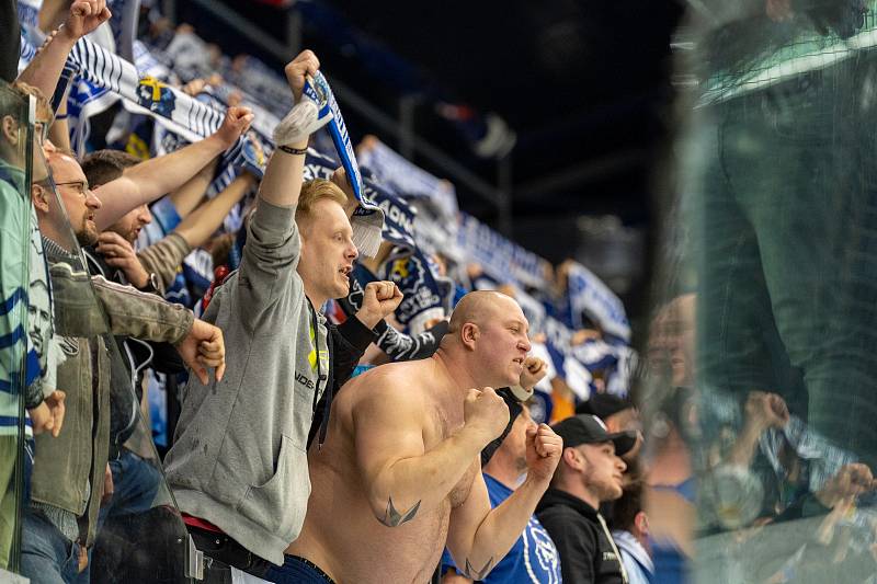 Hokejisté Kladna (v modrém) rozhodli třetí třetinu pátého barážového souboje s Duklou góly Matěje Berana a Tomáše Plekance a zůstávají extraligoví I pro další sezónu 2022/2023.