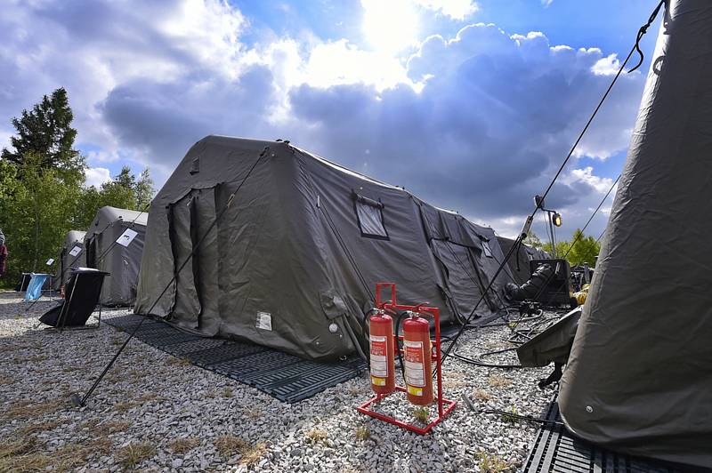 Popis fotky: Vojenský tábor - Na vojenské základně Rančířov u Jihlavy prapor podpory nasaditelných sil ve spolupráci s 14. plukem logistické podpory postavil stanové městečko pro americké vojáky, kteří se budou přesunovat přes ČR na cvičení Defender Europ