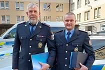 Policisté  Miloš Kuchyňa a  Vladimír Štulík zachránili život muži, který se chtěl oběsit.
