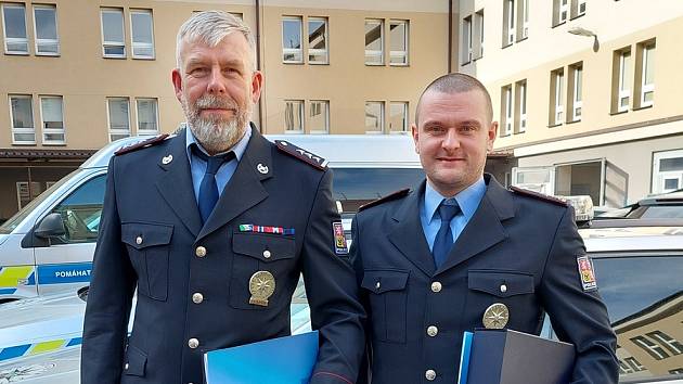 Policisté  Miloš Kuchyňa a  Vladimír Štulík zachránili život muži, který se chtěl oběsit.