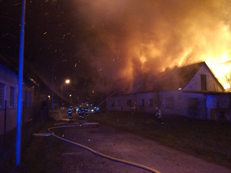 Hasiči včera pozdě v noci bojovali s plameny na statku v jihlavské městské části Henčov. Škoda je ve výši pěti milionů korun.