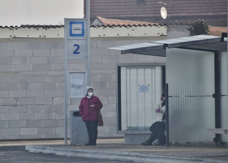 Lidé na zastávce v Jaroměřicích měli respirátor nasazený.