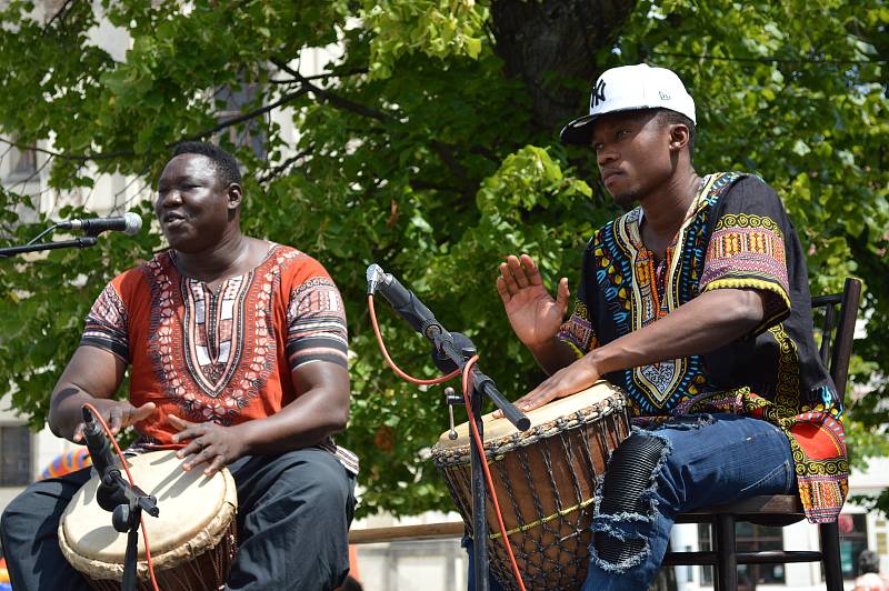 Druhý ročník multikulturního festivalu přilákal v sobotu na jihlavské Masarykovo náměstí řadu zvědavců. K vidění zde byly ukázky hudby a tance z různých koutů světa, jako  je Mexiko, Sýrie, Srbsko, Itálie i Afrika. Cílem celé akce bylo ukázat dětem i dosp