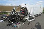 Na 139. kilometru ve směru na Prahu se srazilo nákladní auto s dodávkou a zcela zablokovaly provoz. V dodávkovém vozidle zemřel řidič.