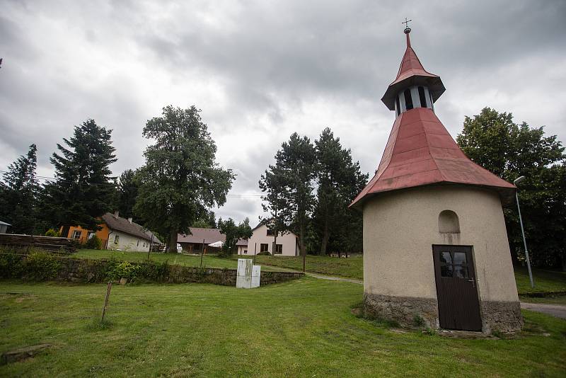 Obec Zbinohy se nachází v sousedství Větrného Jeníkova