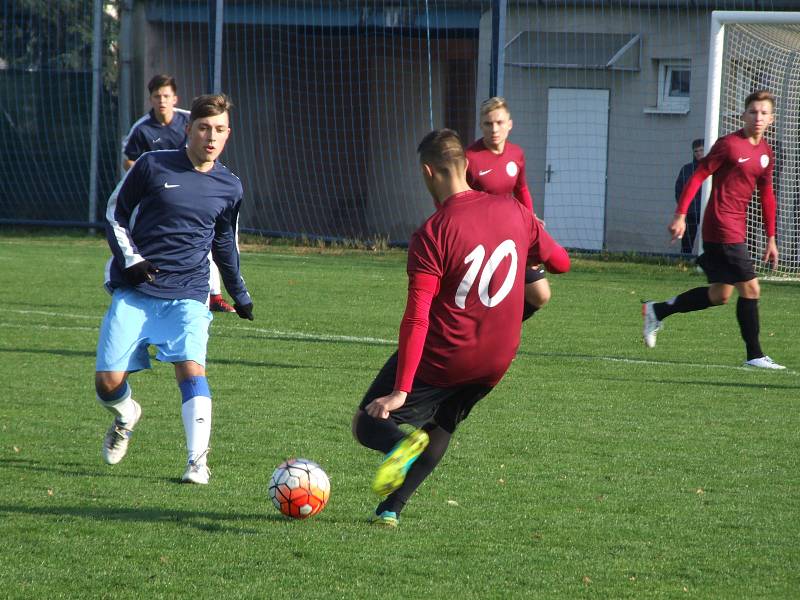 Starší dorostenci HFK Třebíč (v modrém) začali na půdě brněnské Sparty slibně, ale na vedoucí gól Benceho už nenavázali a naopak šestkrát inkasovali.