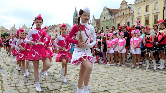 Soutěžení i vytváření rekordu.  Nejen, že si mažoretky z celé republiky zatančily na telčském náměstí Zachariáše z Hradce svoje soutěžní sestavy (vlevo), ale také se všechny oblečené do růžových triček zúčastnily rekordu.