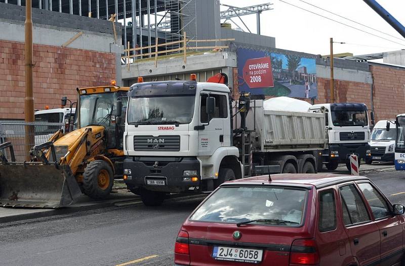 Stavební úpravy chodníku podél rostoucího nákupního centra City Park komplikují dopravu ve frekventované Brněnské ulici. 