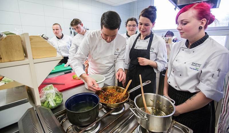 Francouzský šéfkuchař Philippe Mille, držitel dvou michelinských hvězd učil vařit studenty gastronomie na Vysočině.