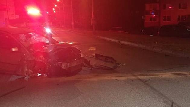 Noční nehoda v ulici S. K. Neumanna v Jihlavě. Řidič byl opilý a skončil v nemocnici.